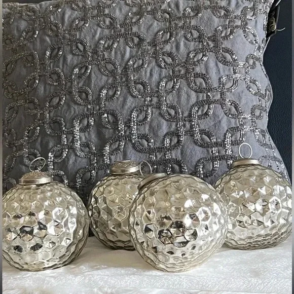 Sleigh Hill Trading Co set of 4 Retro 4 inch balls set - Picture 2 of 5